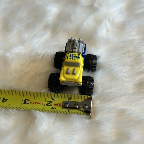 HOTWHEEL Monster truck ,Attack Pack Slaughter jaws
Monster truck 3”x2” - Picture 5 of 8